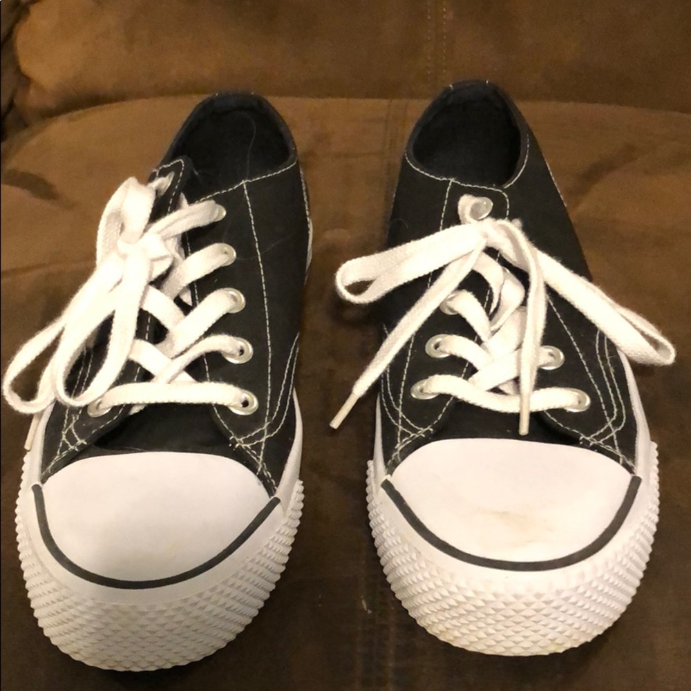 Airwalk tennis shoes